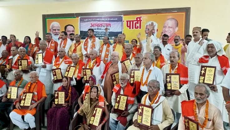 आपातकाल की कठोर यंत्रणाओं को सहने वाले लोकतंत्र सेनानियों का सम्मान