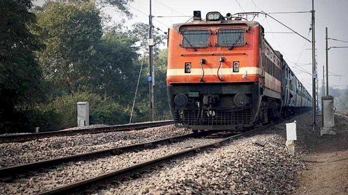 गोरखपुर इंटरसिटी एक्सप्रेस सहित कई ट्रेनों की गोमती नगर स्टेशन पर ठहराव की मांग