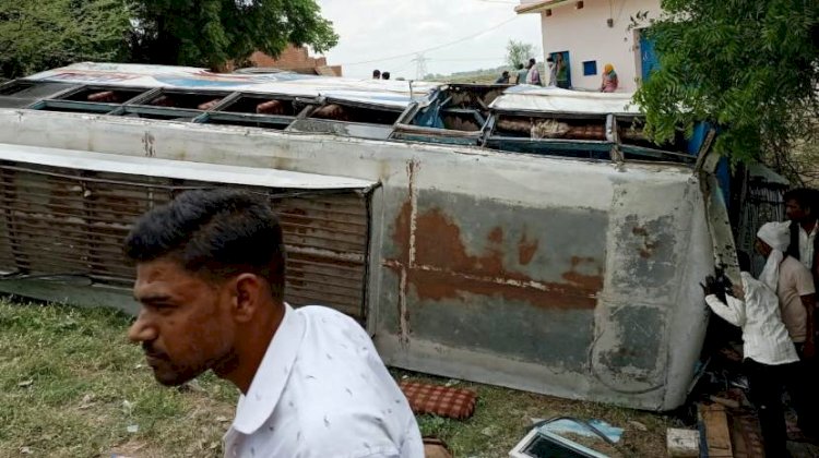 बांदा से जा रही निजी बस चित्रकूट के राजापुर में पलटी, एक यात्री की मौत, 30 यात्री गंभीर रूप से घायल