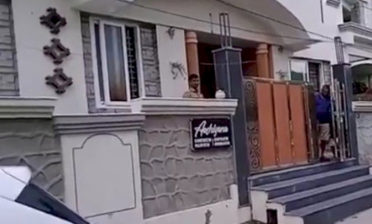झाँसी में अभी भी आयकर विभाग की कार्रवाई जारी, सीए के घर के ताले तोड़कर की जांच