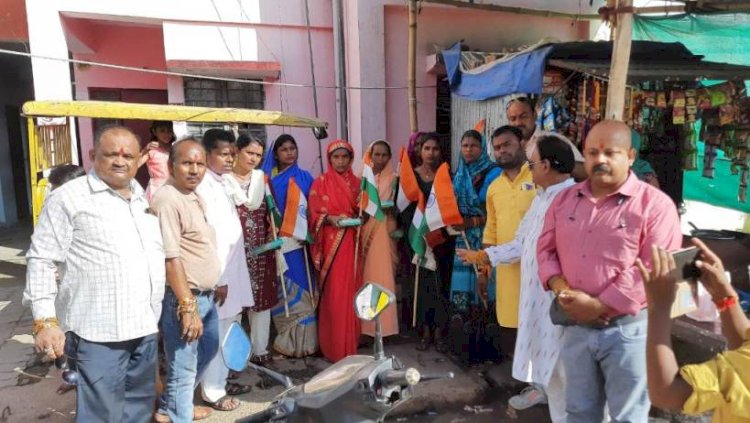 कोरोना काल में भाइयों को खो चुकी बहनों से, बांदा प्रेस क्लब के पदाधिकारियों ने बंधवाई राखी