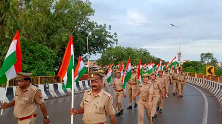 बाँदा : पुलिसकर्मियों ने हाथ में तिरंगा लेकर निकाला तिरंगा रुट मार्च