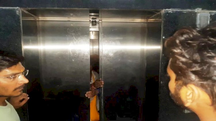 रेलवे की बड़ी लापरवाही : लिफ्ट में 15 यात्री 45 मिनट तक फंसे रहे