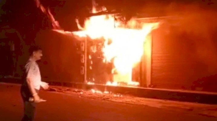 बांदा : शॉर्ट सर्किट से कई घरों में आग लगी, करंट की चपेट में आकर युवक की मौत