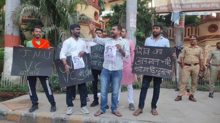 हिंदू देवी देवताओं पर जातिगत टिप्पणी पर छात्रों ने प्रदर्शन किया
