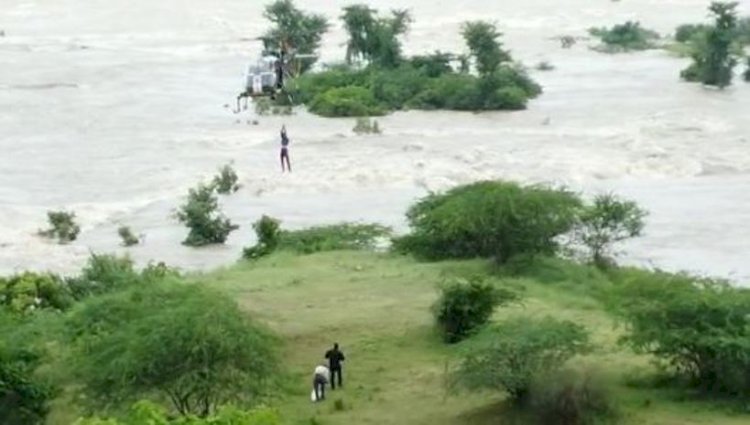 बेतवा के टापू पर फंसे चारों ग्रामीणों को सेना ने हेलीकॉप्टर से रेस्क्यू कर निकाला