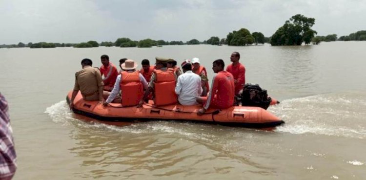 जालौन में डीएम, एसपी बाढ़ प्रभावित क्षेत्र में पहुंचे, दिए राहत पैकेज, साथ ही कही ये बड़ी बात