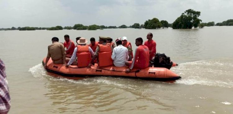 जालौन में डीएम, एसपी बाढ़ प्रभावित क्षेत्र में पहुंचे, दिए राहत पैकेज, साथ ही कही ये बड़ी बात