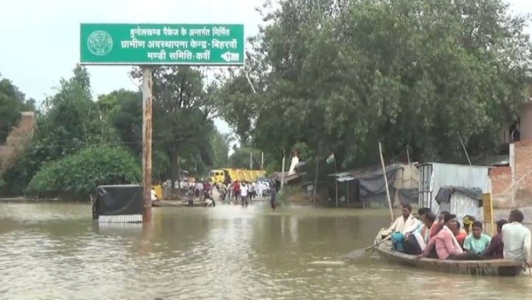 चित्रकूट में बाढ़ और बारिश का ऐसा सैलाब, स्टेट हाइवे पर वाहनों की जगह दौड़ने लगी नांव