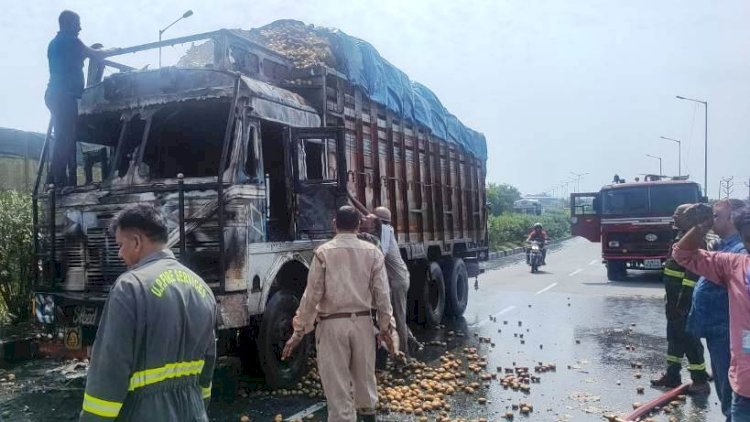 झाँसी : ओवरलोड ट्रक ने बाइक सवार को कुचला, गुस्साए लोगों ने ट्रक को फूंका