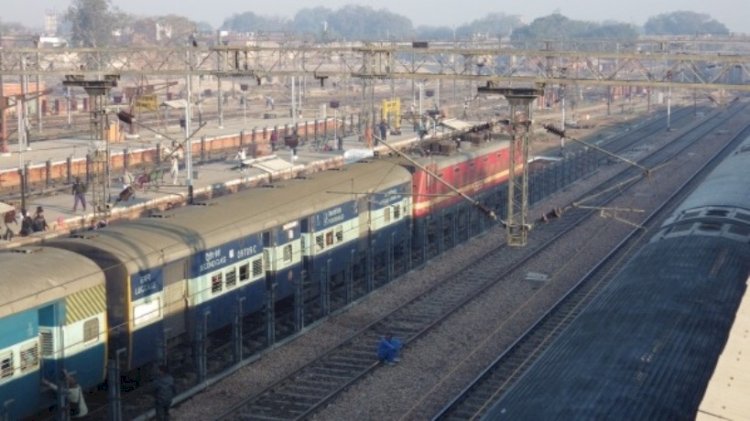ललितपुर में दुरंतो एक्सप्रेस हुई दुर्घटनाग्रस्त, रेल पटरी का एक बड़ा हिस्सा ट्रेन की पेंट्रीकार में घुसा