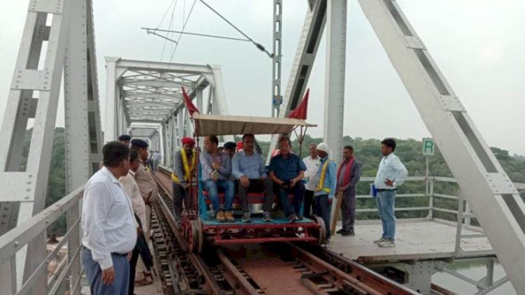 मानिकपुर झाँसी रेलखंड के दोहरीकरण कार्यो को गति देने, जीएम ने किया विंडो ट्रेलिंग निरीक्षण