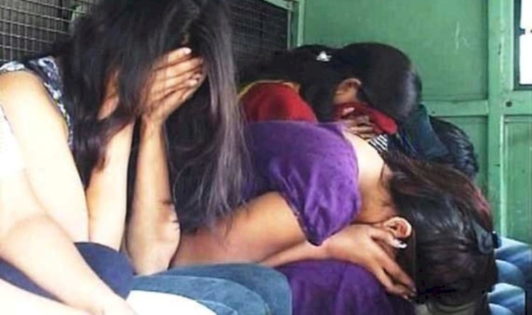 सेक्स रैकेट को पकड़ा, छह लड़कियां व दो लड़के गिरफ्तार