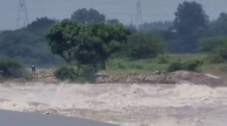 बेतवा नदी के बीच टापू पर फंसे तीन बच्चों सहित 5 लोगों को सुरक्षित निकाला गया