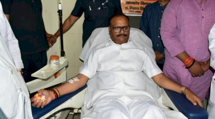 प्रधानमंत्री मोदी के जन्मदिन पर उप मुख्यमंत्री ब्रजेश पाठक ने किया रक्तदान