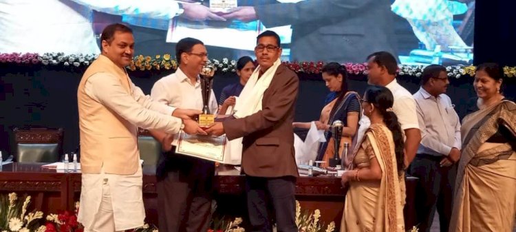 युवा उद्यमी बृजेश त्रिपाठी को मसाले की विशिष्ट गुणवत्ता पर लखनऊ में हुए पुरस्कृत