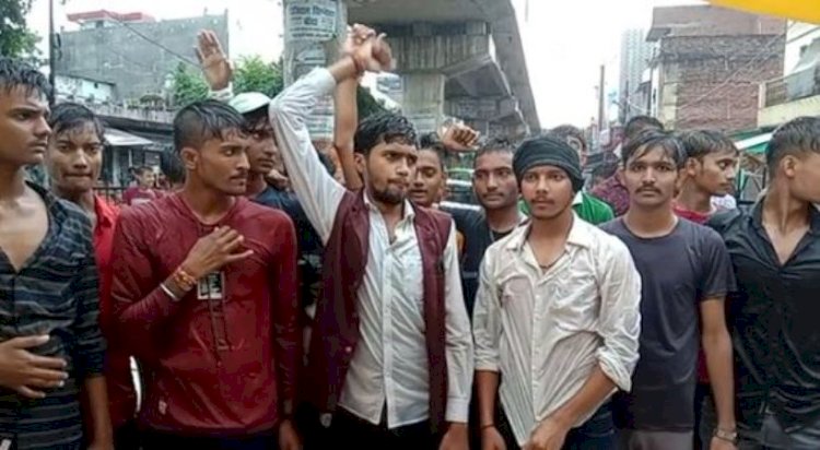 सीटे बढ़ाने की मांग को लेकर भीगते पानी में छात्रों का प्रदर्शन, आप ने भी चेताया