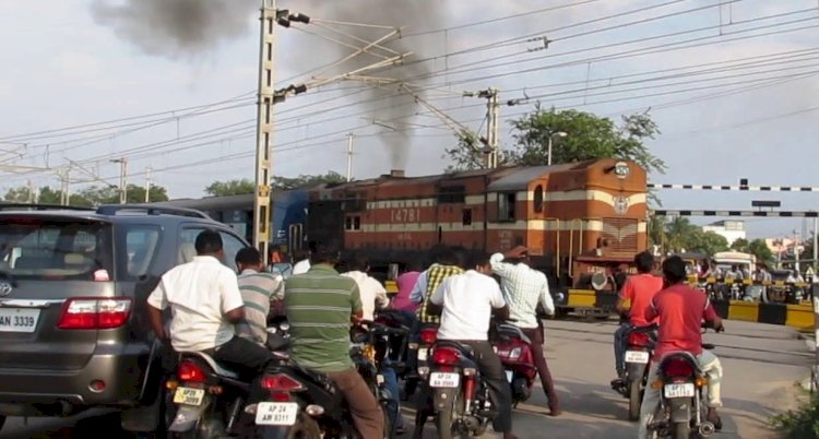 चलती ट्रेन से पिता पुत्र दोनों कूद पडे, दोनों की हुई मौत