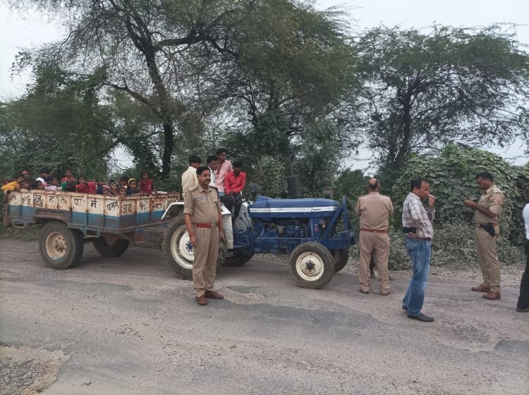कानपुर हादसे के बाद भी ट्रैक्टर ट्रॉलियों में सवारी, जिंदगी से खिलवाड़, पुलिस ने कसा शिकंजा