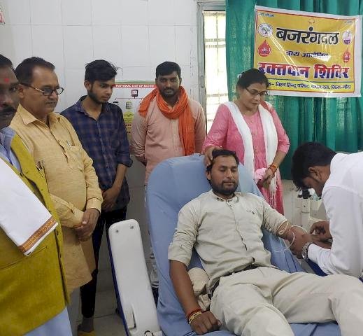 अयोध्या में शहीद हुए कारसेवकों की याद में बजरंगियों ने किया रक्तदान