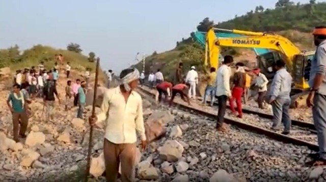झांसी डीआरएम के निरीक्षण के दौरान, विस्फोट से छतरपुर-खजुराहो रेलवे ट्रैक 100 मीटर उखड़ गया