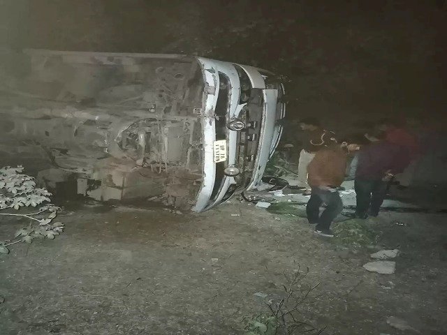 ललितपुर में एनएच-44 पर सागर से दिल्ली जा रही बस पलटी, 12 से अधिक लोग घायल