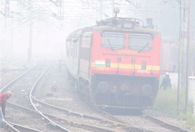 ठण्ड में कोहरे के दौरान रेल परिचालन के लिए झाँसी मंडल में इस तरह तैयारी हुई