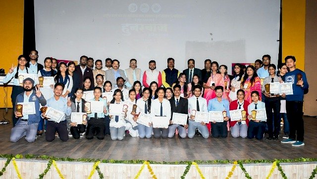 बुंदेलखंड विश्वविद्यालय में पुरस्कार पाकर खिले हुनरबाज प्रतिभाओं के चेहरे