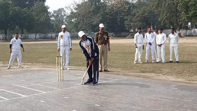 तीन दिवसीय पुलिस क्रिकेट प्रतियोगिता में पहले दिन, प्रयागराज ने हमीरपुर को 4 विकेट से हराया