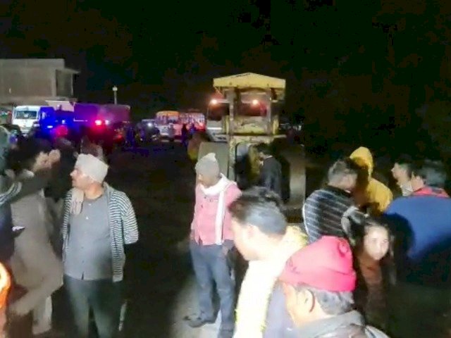 हमीरपुर में रोड रोलर से टकराई बाइक, दो युवकों की मौत