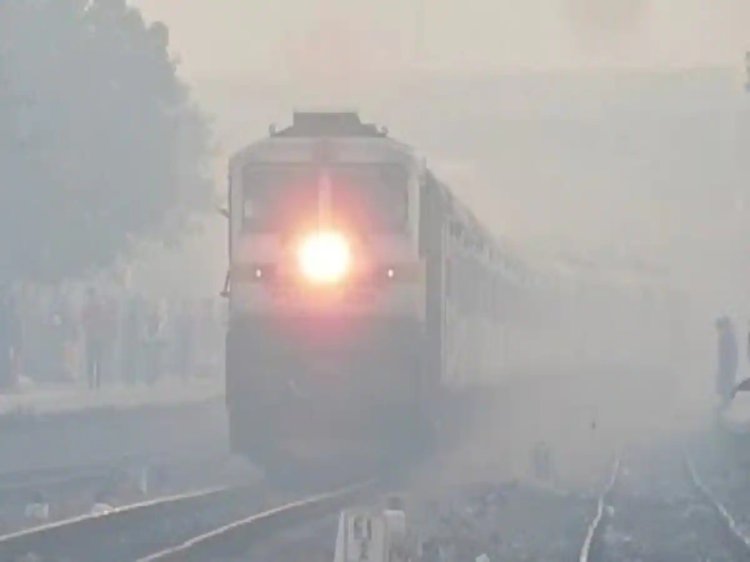 झांसी से गुजरने वाली कई प्रमुख ट्रेनों के संचालन पर पड़ी कोहरे की मार, ट्रेनें दो से तीन घंटे तक लेट रहीं