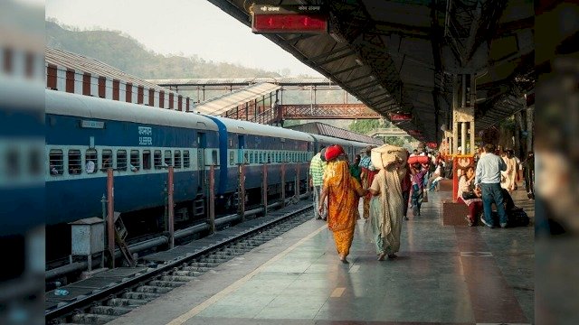 ट्रेन से यात्री का सामान हो गया था चोरी, रेलवे पर 1.14 लाख का जुर्माना