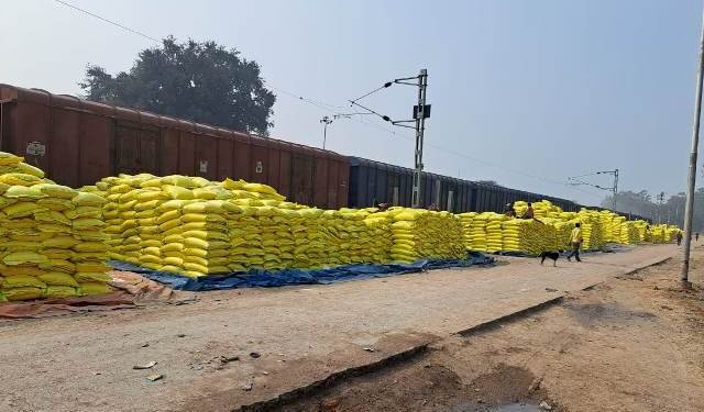 बुंदेलखंड की बेटी सीमा पटनाहा की पहल रंग लाई, 2600 मेट्रिक टन यूरिया खाद लेकर ट्रेन महोबा आई