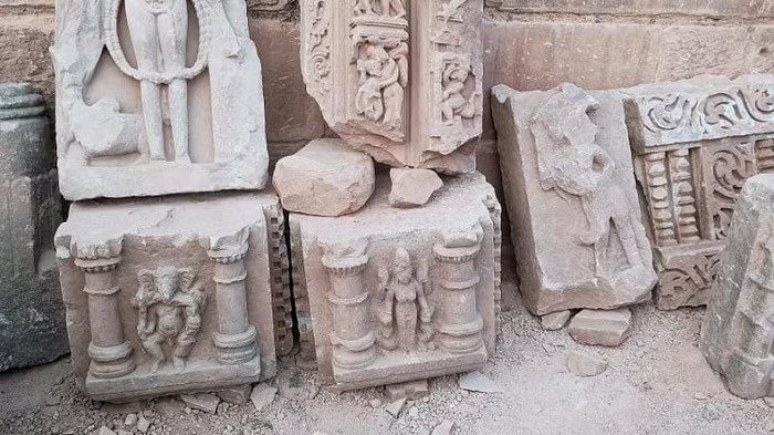 कालिंजर में खुदाई के दौरान निकली 10 वीं शताब्दी की मूर्तियां, इन्हें किसने दीवार के पीछे चुनवा दिया था, जानिए