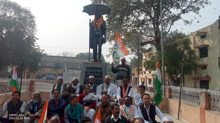 कांग्रेस जनो ने मौन हो कर राष्ट्रपिता महात्मा गांधी को किया याद