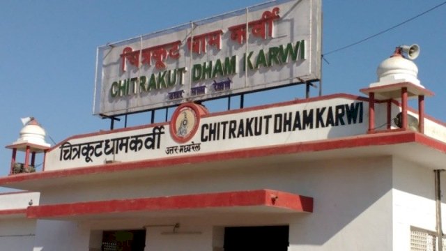 बांदा के बाद अब चित्रकूट रेलवे स्टेशन के बाहर से हनुमान मंदिर हटाने की नोटिस, साधु संत भड़के