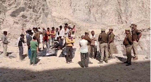 महोबा में पहाड़ के पत्थर गिरने से दो मजदूरों की मौत, घटना से मजदूरों में मची भगदड़