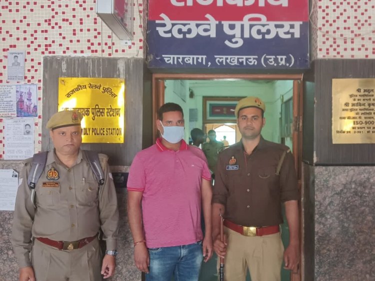 फ्लाइट के बाद अब ट्रेन में भी, एक टीटीई ने महिला के सिर पर पेशाब कर दिया