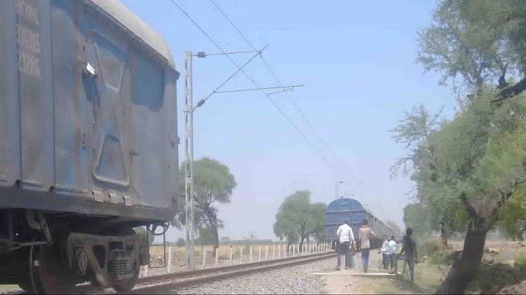 ललितपुरः कोयला से भरी मालगाड़ी कपलिंग टूटने से दो भागों में बंटी, बडा हादसा टला