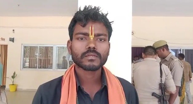 बांदाःपंचर जोड़ने वाले दुकानदार से इस अधिकारी ने ले ली 5000 रिश्वत, वीडियो हुआ वायरल