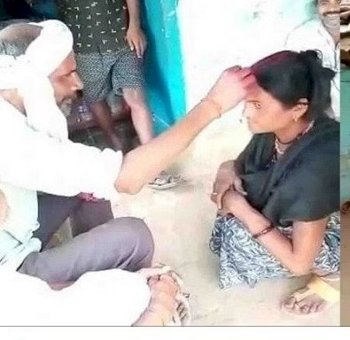 हमीरपुरः अनोखी शादी चर्चा का विषय बनी, एक अधेड़ ने किन्नर की मांग में सिंदूर भरकर बना लिया जीवन साथी