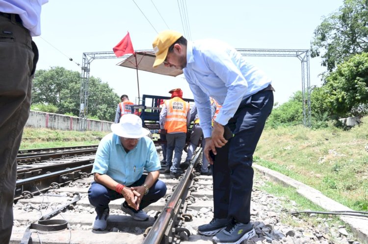 मंडल रेल प्रबंधक द्वारा चित्रकूटधाम कर्वी, भरतकूप, खुरहंड तथा बांदा रेलवे स्टेशन का निरीक्षण