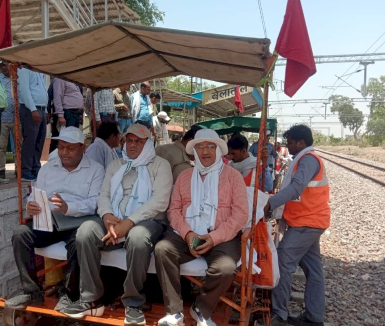 महोबा में मण्डल रेल प्रबंधक का दौरा, दोहरीकरण के साथ इन कार्यों की हुई समीक्षा