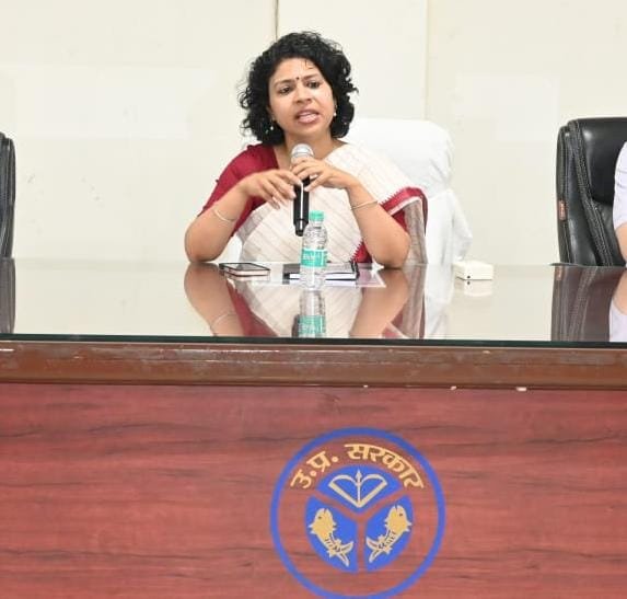 डीएम दुर्गा शक्ति नागपाल एक्शन में, अवैध परिवहन करते हुए पकड़े गए 70 वाहन