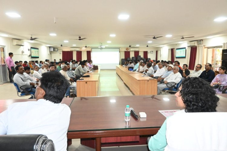 व्यवसायिक केन्द्र के संचालकों की डीएम ने ली क्लास,दिये ये निर्देश
