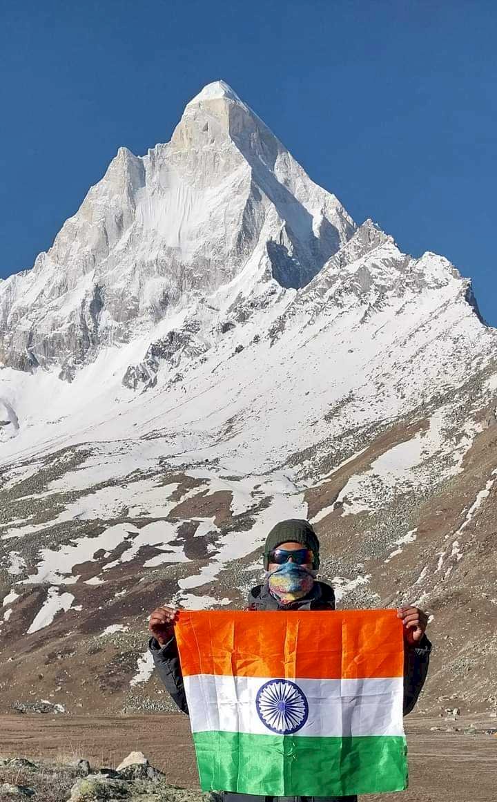 पर्वतारोही अभिनीत ने 14640 फीट की ऊंचाई पर फहराया तिरंगा
