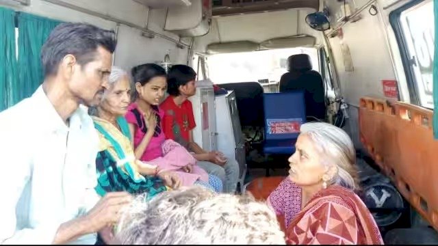 आखिर कैसे तीन साल तक अंधेरे घर में कैद था यह परिवार, कमरा खुला तो सब रह गए हैरान