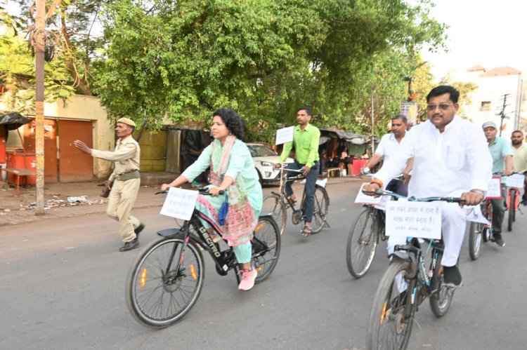 बांदाः मंत्री व जिलाधिकारी दुर्गा शक्ति नागपाल स्वयं साइकिल पर निकल पडे, लोगों का दिया ये संदेश