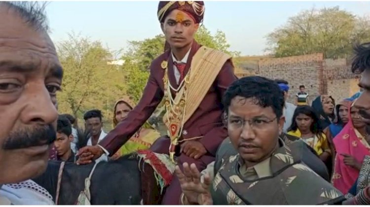 पुलिस की मौजूदगी में घोड़े पर निकला दूल्हा, तो दबंगों ने किया पथराव