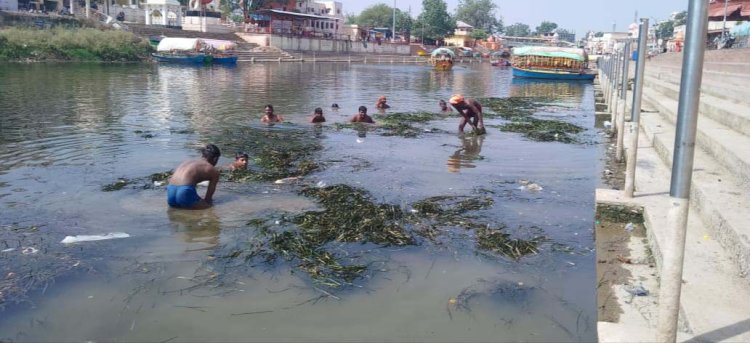 नाविकों ने रामघाट में की मंदाकिनी नदी सफाई